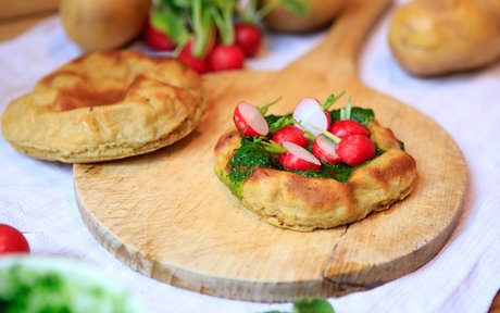 Zwei Kartoffelfladen mit Radieschen