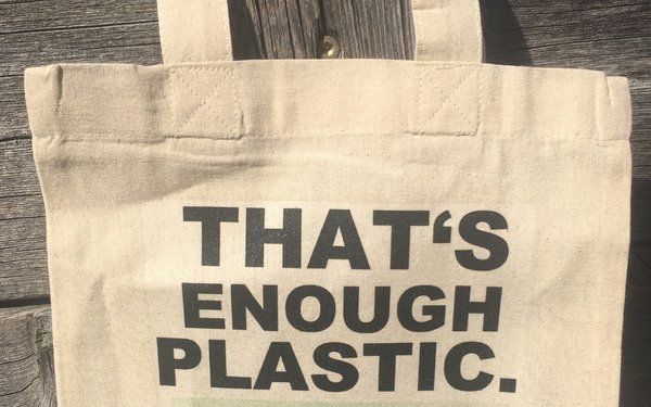 Baumwolltasche mit dem Aufdruck "That's enough plastic" und einem Bild eines Barbie-Kopfs.