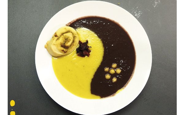 Eine Suppe, die als YinYang-Symbol angerichtet ist