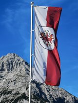 Event-Bild Tirol zeigt Flagge - Tirol sagt Danke