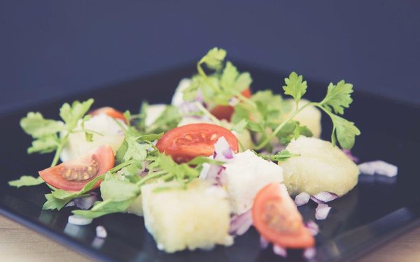 Eine schön angerichtete Vorspeise mit Graukäse, Tomaten und Petersilie.