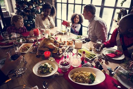 Eine Familie beim Weihnachtsessen