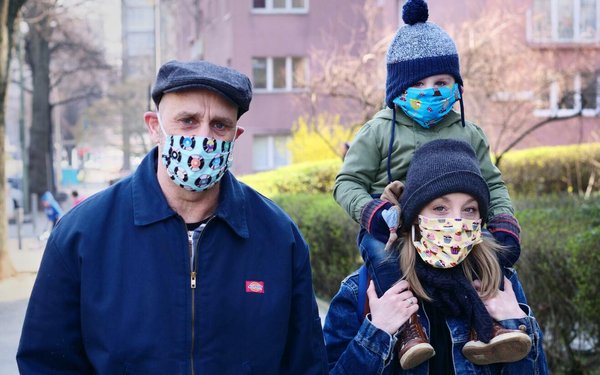Eine Familie mit Mund-Nasen-Schutz
