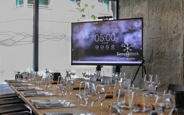 Moderner Seminarraum mit einer langen Tafel, gedeckt für ein Festessen.