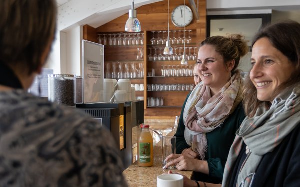 Cafeteria mit Selbstbedienungsbar.