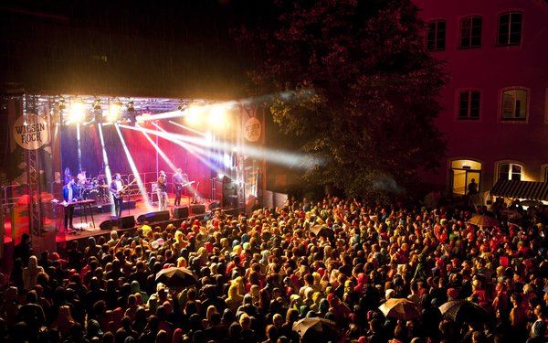 Beleuchtete Bühne beim Wiesenrock Festival