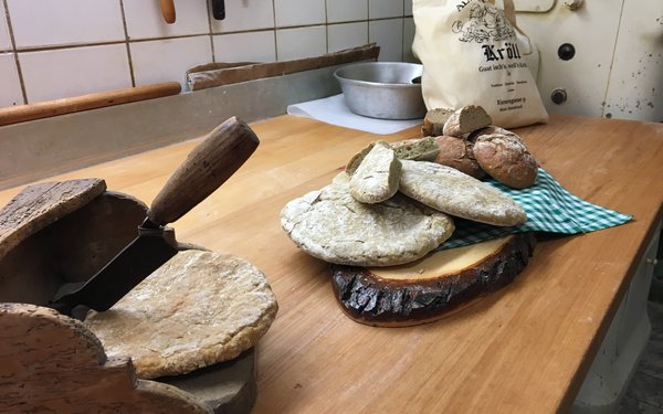 Fladenbrot und Schwarzbrot auf einem Schneidbrett