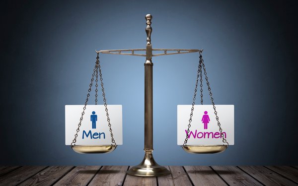 Eine Waage: auf der einen Waagschale ein Frauen-Symbol und auf der anderen ein Männer-Symbol