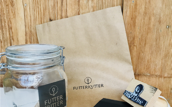 Futterkutter-Einweckglas, Papiertüte und Stempel.