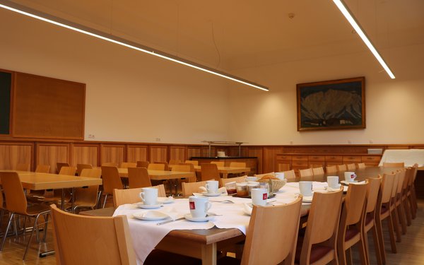 Esszimmer im Bildungszentrum LLA Imst mit gedeckter Tafel