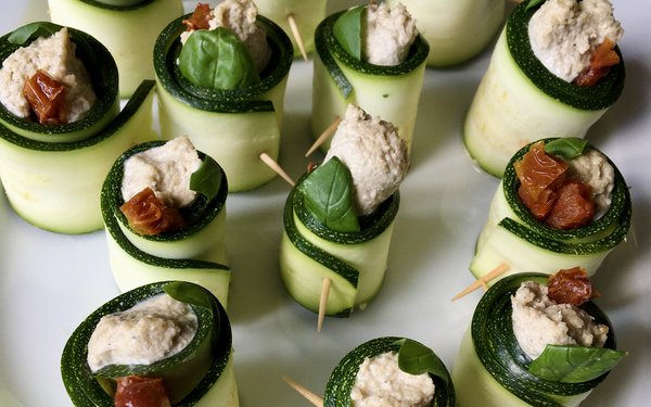 Zucchiniröllchen mit vegetarischer Füllung als Vorspeisenhäppchen.